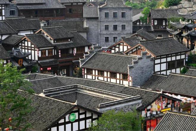 你怎么看待于文文在《乘风破浪》里面的表现和气质？